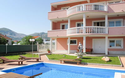 Trogir 631: Proprietà, Costruzione, Casa, Immobiliare, Casa, Villa, Zona Residenziale, Appartamento, Piscina, Ricorrere