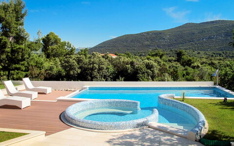 Siga: Cielo, Acqua, Nube, Proprietà, Pianta, Tavolo, Costruzione, Sedia, Shade, Interior Design