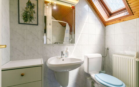 Balatonmariafurdo 622: Bagno, Lavandino Del Bagno, Idraulico Fixture, Parete, Interior Design, Pavimentazione, Lavello, Pavimento, Rubinetto, Idraulico