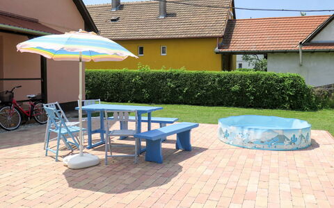 Balatonmariafurdo 622: Proprietà, Ombrello, Tavolo, Terrazza, Costruzione, Mobilia, Tavolo Esterno, Shade, Piscina, Immobiliare