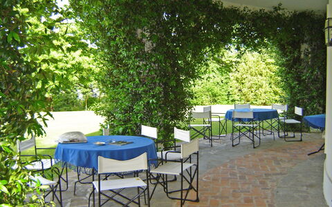 Villa Adriana: Proprietà, Terrazza, Tavolo Esterno, Tavolo, Albero, Mobilia, Immobiliare, Camera, Costruzione, Tempo Libero