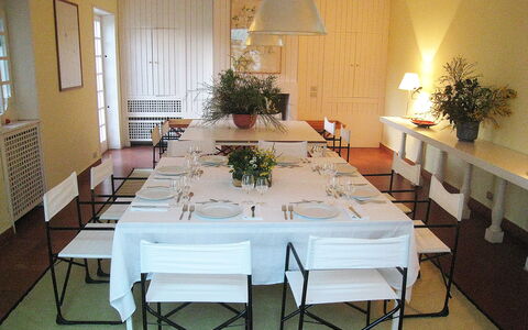 Villa Adriana: Camera, Sala Da Pranzo, Mobilia, Tavolo, Proprietà, Interior Design, Costruzione, Ristorante, Pavimento, Soffitto