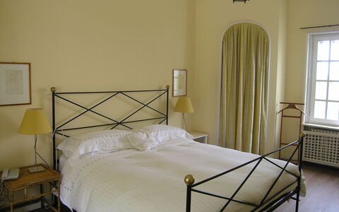 Villa Adriana: Camera Da Letto, Letto, Mobilia, Camera, Lenzuolo, Telaio Del Letto, Proprietà, Materasso, Bedding, Interior Design