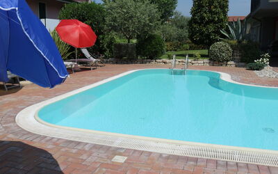 Lazise 741: Acqua, Proprietà, Pianta, Piscina, Blu, Azzurro, Albero, Shade, Rettangolo, Architettura