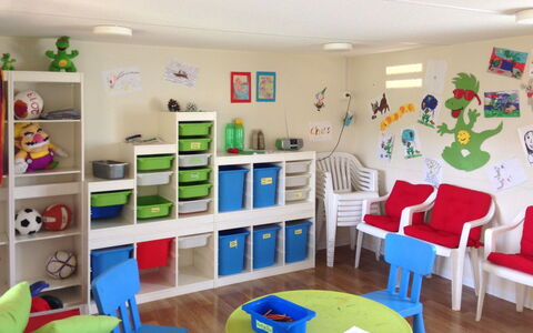 Peschiera del Garda 652: Mobilia, Proprietà, Interior Design, Tavolo, Giallo, Soggiorno, Mensola, Parete, Pavimento, Decorazione
