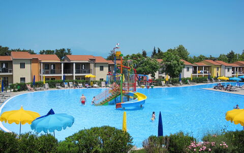 Peschiera del Garda 652: Acqua, Pianta, Cielo, Costruzione, Proprietà, Azzurro, Piscina, Corpo D'Acqua, Casa, Albero