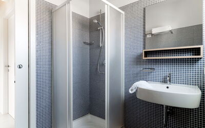 Belvedere Village 652.1: Specchio, Idraulico Fixture, Lavello, Costruzione, Rubinetto, Bagno, Lavandino Del Bagno, Illuminazione, Interior Design
