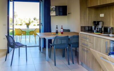 Belvedere Village 652.2: Tavolo, Mobilia, Cabinetry, Controsoffitto, Pianta, Legna, Finestra, Cucina, Interior Design, Rubinetto