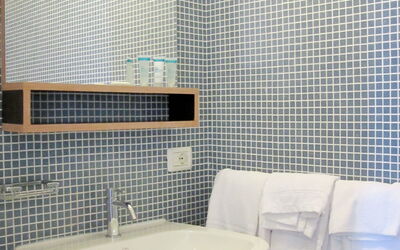 Belvedere Village 652.3: Idraulico Fixture, Rubinetto, Lavello, Proprietà, Lavandino Del Bagno, Bagno, Costruzione, Interior Design, Illuminazione, Architettura