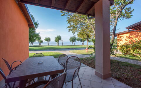 Sirmione 618: Pianta, Cielo, Tavolo, Proprietà, Costruzione, Mobilia, Albero, Shade, Legna, Sedia