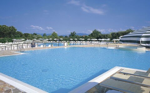 Sirmione 618: Acqua, Cielo, Proprietà, Piscina, Azzurro, Nube, Shade, Mobili Da Esterno, Lettino, Rettangolo