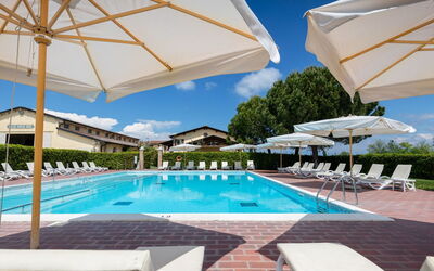 Sirmione 619: Acqua, Cielo, Pianta, Proprietà, Piscina, Azzurro, Shade, Mobili Da Esterno, Lettino, Albero