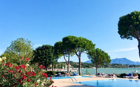 Front Lake Resort le Corti del Lago: Acqua, Cielo, Pianta, Fiore, Piscina, Albero, Arecales, Costiera E Morfologie Oceanic, Paesaggio Naturale, Tempo Libero
