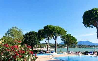 Desenzano 617: Acqua, Cielo, Pianta, Fiore, Piscina, Albero, Arecales, Costiera E Morfologie Oceanic, Paesaggio Naturale, Tempo Libero