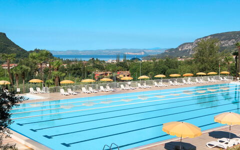 Garda 618: Acqua, Cielo, Pianta, Proprietà, Piscina, Costruzione, Natura, Azzurro, Rettangolo, Albero