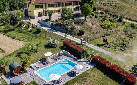 Agriturismo i Tre Tigli: Pianta, Proprietà, Costruzione, Albero, Finestra, Acqua, Urban Design, Lotto, Piscina, Erba