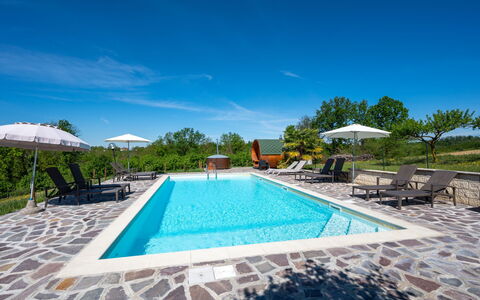 Agriturismo i Tre Tigli: Acqua, Cielo, Pianta, Piscina, Azzurro, Albero, Mobili Da Esterno, Shade, Sedia, Rettangolo
