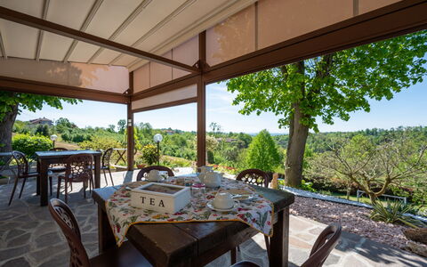 Agriturismo i Tre Tigli: Tavolo, Mobilia, Pianta, Sedia, Shade, Albero, Interior Design, Mobili Da Esterno, Tavolo Esterno, Tempo Libero