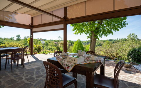 Agriturismo i Tre Tigli: Tavolo, Mobilia, Proprietà, Pianta, Sedia, Shade, Interior Design, Cielo, Tempo Libero, Albero