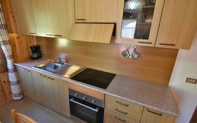 Casa Crapena 619.1: Cabinetry, Controsoffitto, Proprietà, Mobilia, Legna, Cucina, Interior Design, Cucina Stufa, Pavimentazione, Pavimento