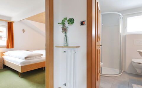 Demetz: Camera, Proprietà, Mobilia, Letto, Bagno, Costruzione, Interior Design, Casa, Pavimento, Architettura