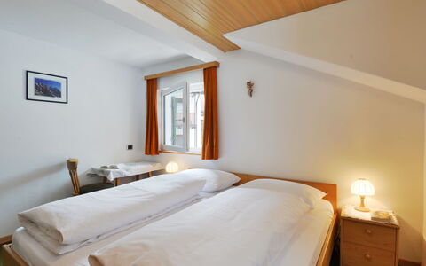 Demetz: Camera Da Letto, Letto, Camera, Mobilia, Lenzuolo, Proprietà, Telaio Del Letto, Soffitto, Bedding, Parete