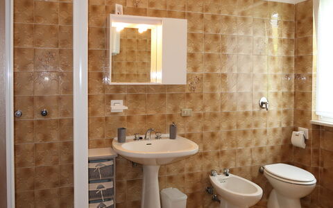 Casa Irene: Marrone, Rubinetto, Idraulico Fixture, Lavello, Proprietà, Specchio, Lavandino Del Bagno, Legna, Bagno, Interior Design