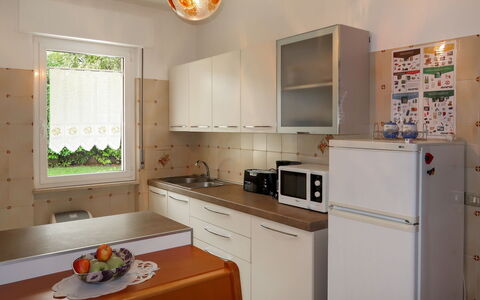 Casa Irene: Cabinetry, Controsoffitto, Proprietà, Mobilia, Lavandino Della Cucina, Lavello, Elettrodomestico Da Cucina, Cucina Stufa, Elettrodomestico, Cucina