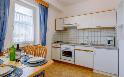 Andriano 602: Cabinetry, Controsoffitto, Mobilia, Proprietà, Lavello, Lavandino Della Cucina, Finestra, Cucina Stufa, Cucina, Legna