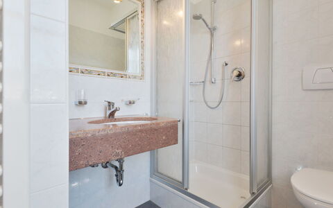 Andriano 602: Bagno, Proprietà, Camera, Piastrella, Parete, Interior Design, Idraulico Fixture, Rubinetto, Pavimento, Architettura