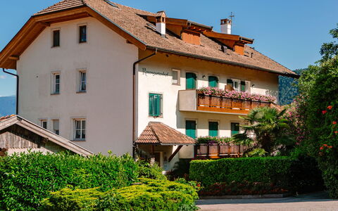 Andriano 602: Cielo, Montagna, Giorno, Costruzione, Pianta, Paesaggio Naturale, Casa, Vegetazione, Highland, Albero