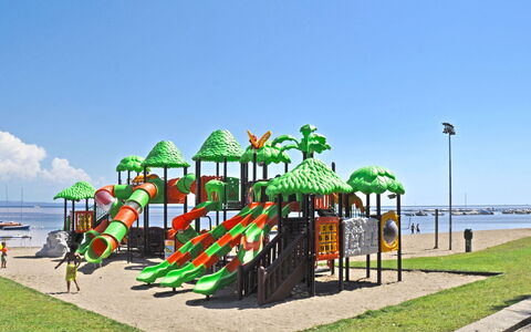 Grado 651: Cielo, Acqua, Pianta, Street Luce, Urban Design, Erba, Albero, Paesaggio, Arte, Tempo Libero