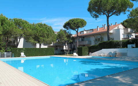 Lignano Pineta 701: Piscina, Ricorrere, Shade, Tempo Libero, Mobili Da Esterno, Estate, Hotel, Hacienda, Villa, Landscaping