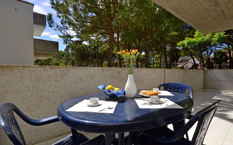 Lignano Pineta 701: Shade, Sedia, Mobili Da Esterno, Design, Tavolo Esterno, Balcone, Cucina & Sala Da Pranzo Tavolo, Pianta Della Casa, Cortile, Tavolino Da Caffè