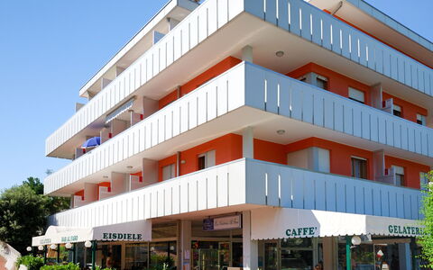 Bibione 637: Costruzione, Proprietà, Edificio Commerciale, Architettura, Uso Misto, Immobiliare, Facciata, Casa, Appartamento, Condominio
