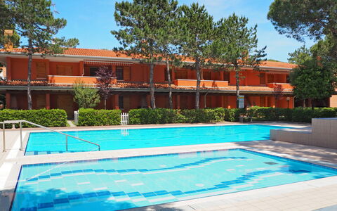 Bibione 657: Acqua, Pianta, Cielo, Proprietà, Piscina, Albero, Finestra, Costruzione, Azzurro, Shade
