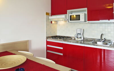 Villaggio Planetarium 661.1: Controsoffitto, Camera, Proprietà, Mobilia, Rosso, Cucina, Interior Design, Cabinetry, Piastrella, Lavello