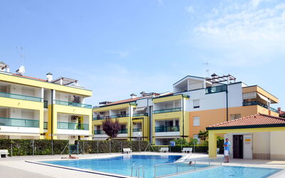 Bibione 675: Cielo, Acqua, Nube, Pianta, Finestra, Piscina, Costruzione, Azzurro, Shade, Mobili Da Esterno