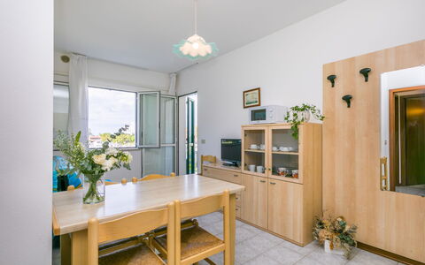Albatros: Legna, Illuminazione, Interior Design, Pavimentazione, Pavimento, Soggiorno, Immobiliare, Latifoglie, Tavolo, Fascio
