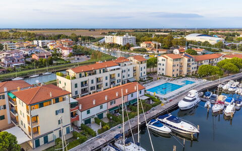 Albatros: Legna, Illuminazione, Interior Design, Pavimentazione, Pavimento, Soggiorno, Immobiliare, Latifoglie, Tavolo, Fascio