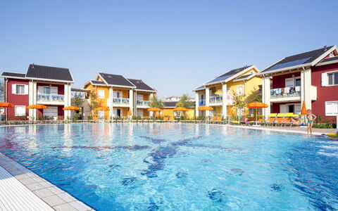 Lido di Jesolo 649: Acqua, Cielo, Costruzione, Finestra, Piscina, Azzurro, Nube, Casa, Tempo Libero, Condominio