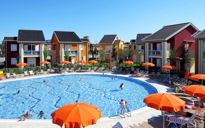 Lido di Jesolo 649: Costruzione, Cielo, Proprietà, Finestra, Azzurro, Casa, Piscina, Sedia, Architettura, Shade