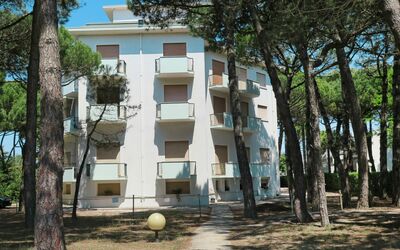 Lido Di Jesolo 653: Costruzione, Cielo, Proprietà, Finestra, Albero, Pianta, Architettura, Condominio, Biome, Casa