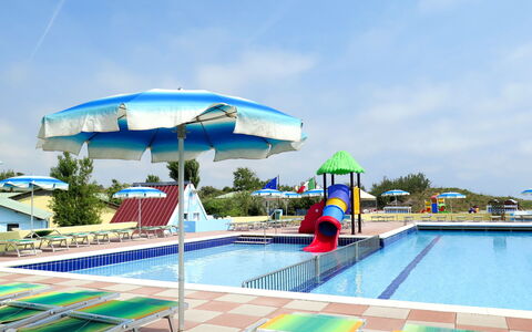 Rosolina Mare 627: Acqua, Cielo, Nube, Piscina, Pianta, Ombrello, Mobili Da Esterno, Shade, Costruzione, Albero