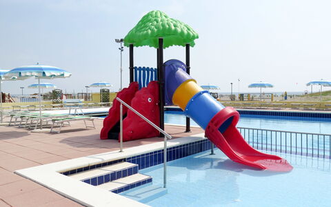 Rosolina Mare 627: Cielo, Ombrello, Acqua, Scivolo, Campo Da Giuoco, Tempo Libero, Ricreazione, Terreno Di Gioco, Divertimento, Shade