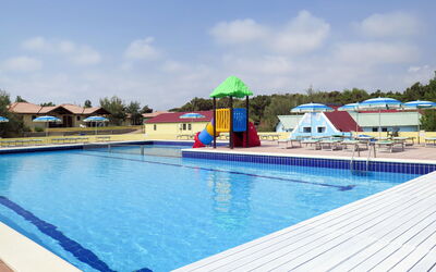Rosolina Mare 627: Acqua, Cielo, Piscina, Nube, Costruzione, Mobili Da Esterno, Shade, Albero, Tempo Libero, Casa