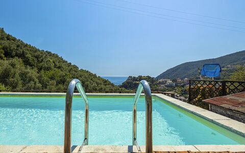 Moneglia 665: Acqua, Cielo, Risorse Idriche, Piscina, Pianta, Azzurro, Rettangolo, Paesaggio Naturale, Albero, Legna