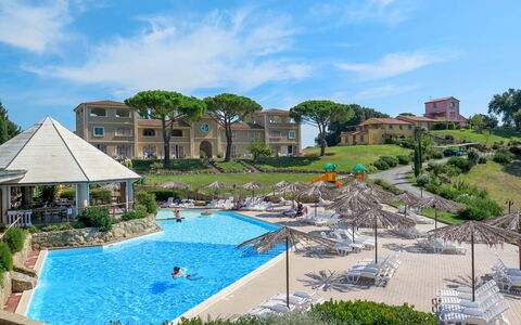 Riparbella 621: Nube, Cielo, Acqua, Pianta, Proprietà, Costruzione, Azzurro, Piscina, Albero, Sedia