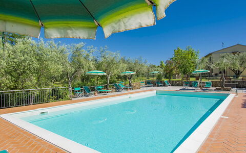 Casale Marittimo 607: Acqua, Cielo, Pianta, Proprietà, Giorno, Piscina, Costruzione, Verde, Azzurro, Shade
