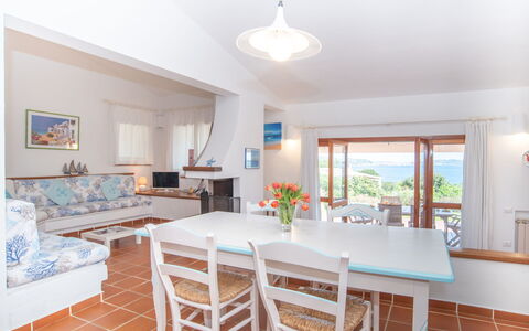 Mare Blù: Tavolo, Mobilia, Azzurro, Legna, Finestra, Interior Design, Pavimentazione, Pavimento, Divano, Cucina